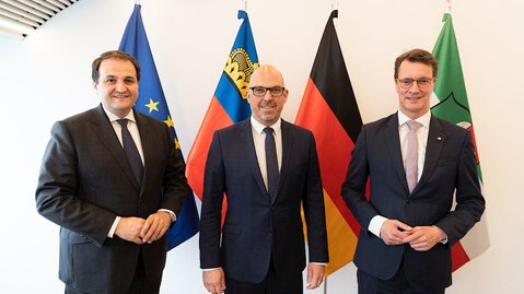 Besuch in Nordrhein-Westfalen: Europaminister Nathaniel Liminski, Regierungschef Daniel Risch und Ministerpräsident Hendrik Wüst.  | © Staatskanzlei Nordrhein-Westfalen