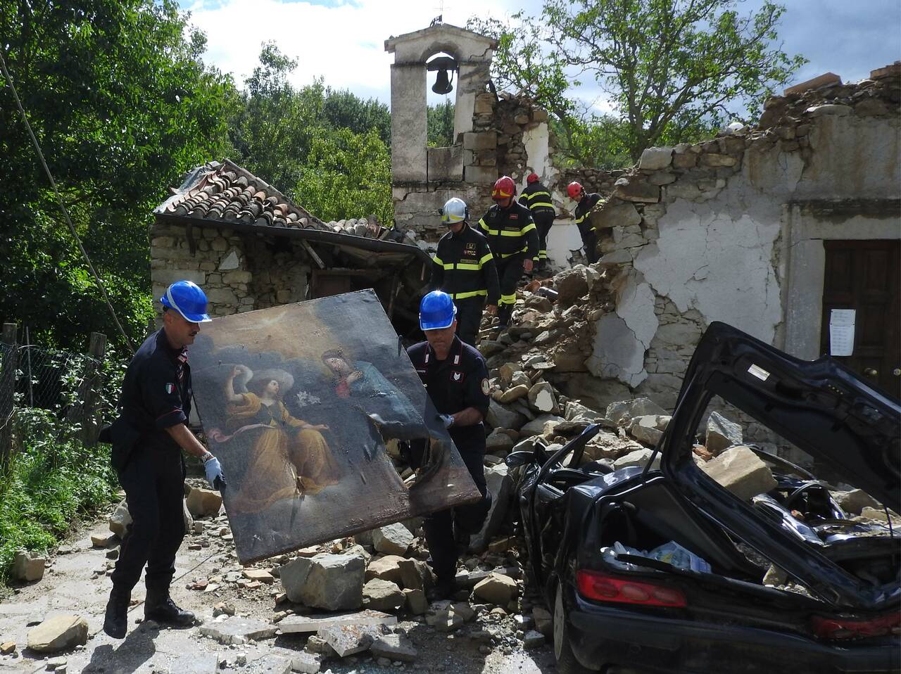 Einsatzkräfte bergen Kulturgüter | © Comando Carabinieri Tutela Patrimonio Culturale