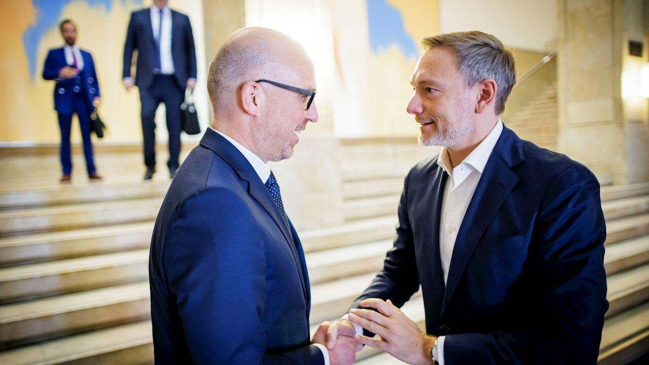 Regierungschef Daniel Risch wurde von Bundesfinanzminister Christian Lindner zu einem bilateralen Treffen begrüsst. (© Thomas Trutschel) 