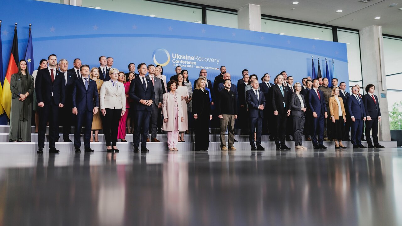 Gruppenfoto der teilnehmenden Ministerinnen und Minister an der «Ukraine Recovery Conference» in Berlin