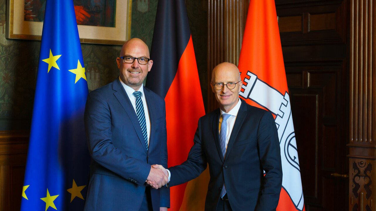 Regierungschef Daniel Risch wird von Peter Tschentscher, Bürgermeister der Freien und Hansestadt Hamburg, offiziell begrüsst. (Quelle: Senatskanzlei Hamburg)