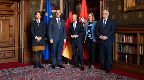 Arbeitsgespräch in Hamburg: Gianna le Claire, Honorarkonsulin für das Fürstentum Liechtenstein in Hamburg, Regierungschef Daniel Risch, Peter Tschentscher, Bürgermeister der Freien und Hansestadt Hamburg, Isabel Frommelt-Gottschald, Botschafterin der Diplomatischen Vertretung in Berlin und Simon Biedermann, Generalsekretär im Ministerium für Präsidiales und Finanzen. (Quelle: Senatskanzlei Hamburg)