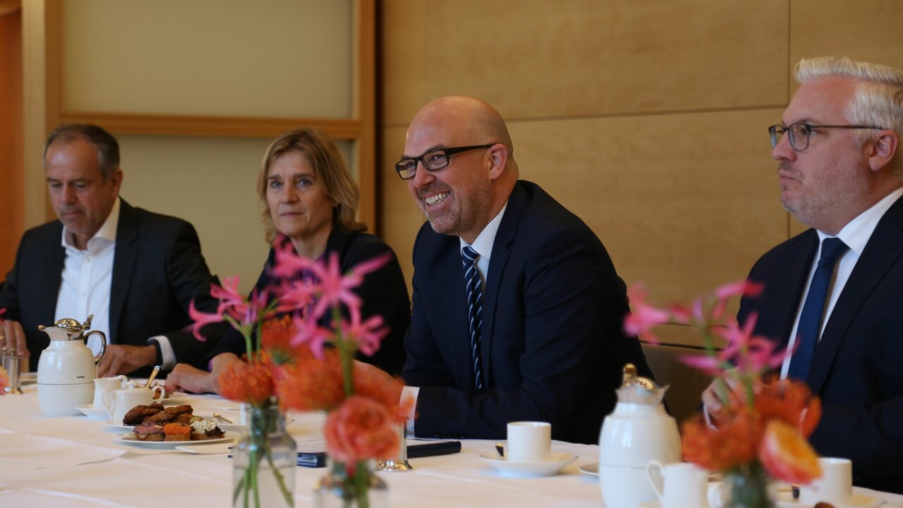 Regierungschef Daniel Risch beim Hintergrundgespräch mit Vertreterinnen und Vertretern der deutschen Medien bei einem Pressefrühstück in Hamburg