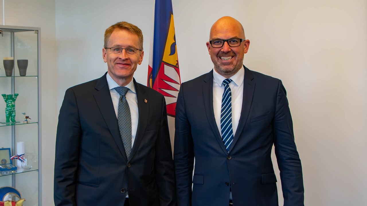 Daniel Günther, Ministerpräsident von Schleswig-Holstein, begrüsst Regierungschef Daniel Risch in Kiel. (Quelle: Staatskanzlei Schleswig-Holstein)